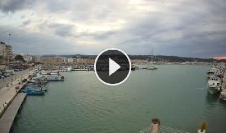Webcam in Vieste am Hafen von Garganocarburanti mit Blickrichtung Westen