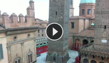 Webcam a Bologna - Torre degli Asinelli e Garisenda | SkylineWebcams