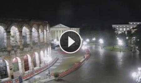 【LIVE】 Verona - Piazza Bra | SkylineWebcams