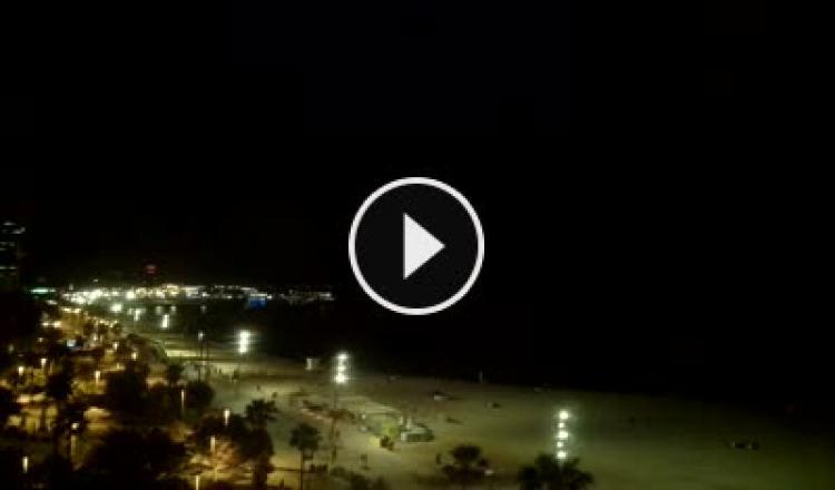 Vista de la Playa de Sant Sebastià desde el paseo marítimo de Barceloneta