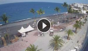 Vista panorámica de Puerto Naos con su playa y paseo marítimo